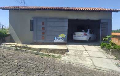 Imagem: A casa possui 3 Dormitórios, 2 Banheiros, 1 Vaga na garagem