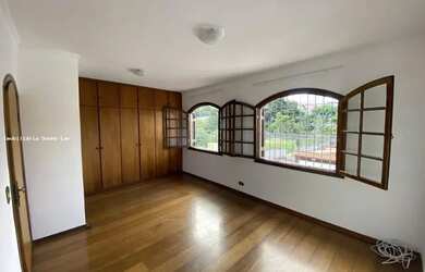 Imagem: A casa possui 3 Dormitórios, 3 Banheiros, 4 Vagas na garagem