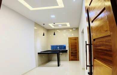 Imagem: A casa possui 2 Dormitórios, 2 Banheiros, 2 Vagas na garagem