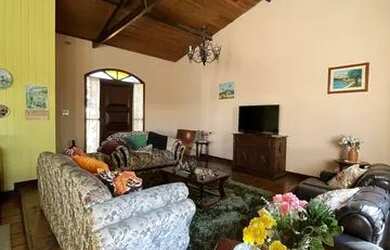 Imagem: A casa possui 4 Dormitórios, 5 Banheiros, 4 Vagas na garagem