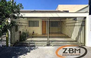 Imagem: A casa possui 3 Dormitórios, 2 Banheiros, 2 Vagas na garagem