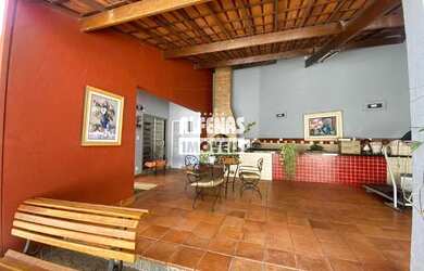 Imagem: A casa possui 3 Dormitórios, 4 Banheiros, 2 Vagas na garagem