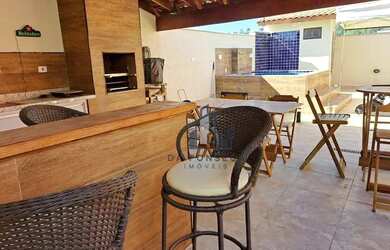 Imagem: A casa possui 3 Dormitórios, 3 Banheiros, 4 Vagas na garagem