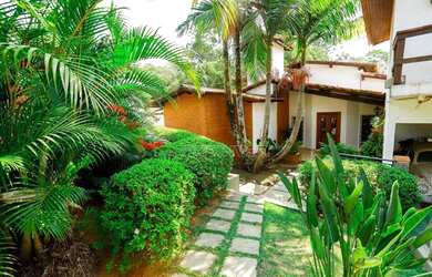 Imagem: A casa possui 3 Dormitórios, 3 Banheiros, 2 Vagas na garagem