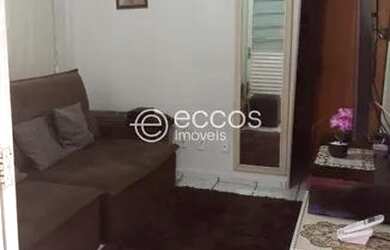 Imagem: A casa possui 2 Dormitórios, 1 Banheiro, 2 Vagas na garagem