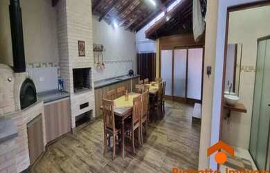 Imagem: A casa em condomínio possui 3 Dormitórios, 2 Banheiros, 4