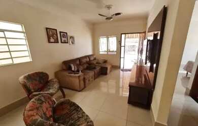 Imagem: A casa possui 2 Dormitórios, 2 Banheiros, 2 Vagas na garagem