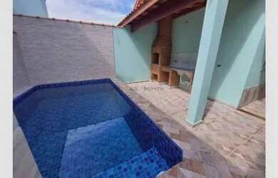 Imagem: A casa possui 3 Dormitórios, 2 Banheiros, 2 Vagas na garagem