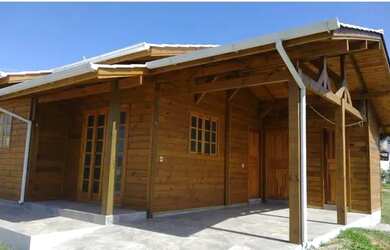 Imagem: A casa possui 3 Dormitórios, 1 Banheiro, 1 Vaga na garagem