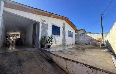 Imagem: A casa possui 3 Dormitórios, 1 Banheiro, 1 Vaga na garagem