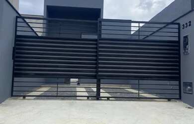 Imagem: A casa possui 2 Dormitórios, 2 Banheiros, 2 Vagas na garagem