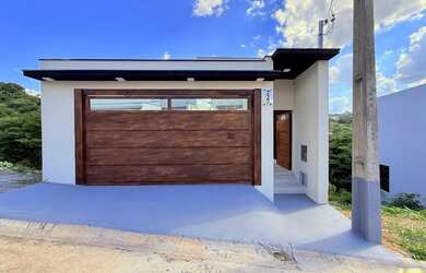 Imagem: A casa possui 3 Dormitórios, 2 Banheiros, 2 Vagas na garagem