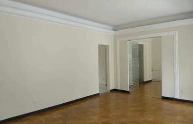 Imagem: A casa possui 5 Dormitórios, 3 Banheiros, 3 Vagas na garagem