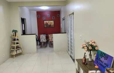 Imagem: A casa possui 3 Dormitórios, 3 Banheiros, 2 Vagas na garagem