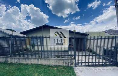 Imagem: A casa possui 4 Dormitórios, 2 Banheiros, 2 Vagas na garagem