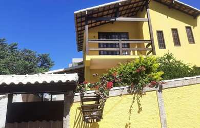 Imagem: A casa possui 3 Dormitórios, Acomodam 12 pessoas, 5 Vagas na