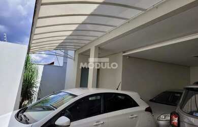 Imagem: A casa possui 3 Dormitórios, 4 Banheiros, 2 Vagas na garagem