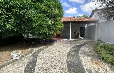 Imagem: A casa possui 5 Dormitórios, 1 Banheiro, 4 Vagas na garagem