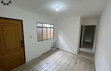 Imagem: A casa possui 2 Dormitórios, 1 Banheiro, 1 Vaga na garagem