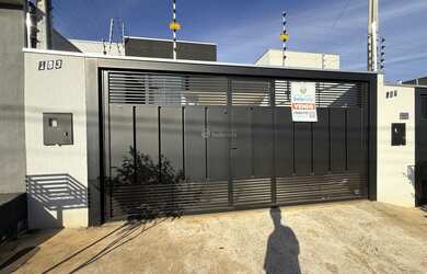 Imagem: A casa possui 3 Dormitórios, 2 Vagas na garagem e está localizado