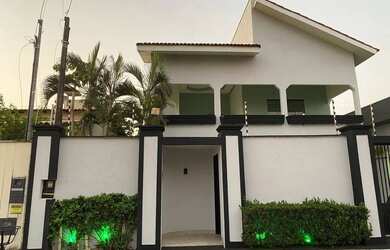 Imagem: A casa possui 3 Dormitórios, 4 Banheiros, 290m² de Área e