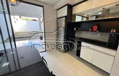 Imagem: A casa à venda possui 4 Dormitórios, 3 Banheiros e 330m²