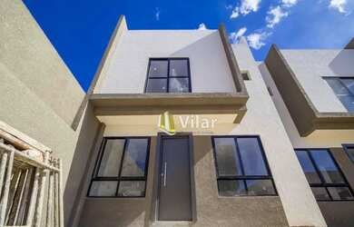 Imagem: A casa possui 3 Dormitórios, 2 Banheiros, 2 Vagas na garagem