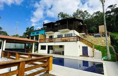 Imagem: A casa em condomínio possui 4 Dormitórios, 5 Banheiros, 3