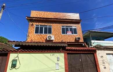 Imagem: A casa possui 3 Dormitórios, 2 Banheiros, 1 Vaga na garagem
