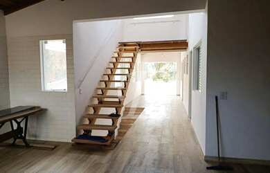 Imagem: A casa possui 3 Dormitórios, 5 Banheiros, 3 Vagas na garagem