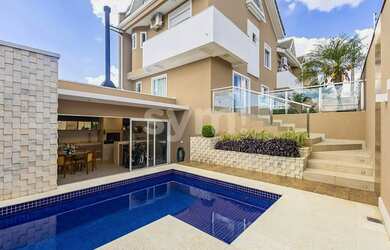 Imagem: A casa possui 3 Dormitórios, 4 Banheiros, 3 Vagas na garagem