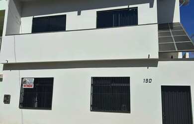 Imagem: A casa possui 4 Dormitórios, 2 Banheiros e está localizado