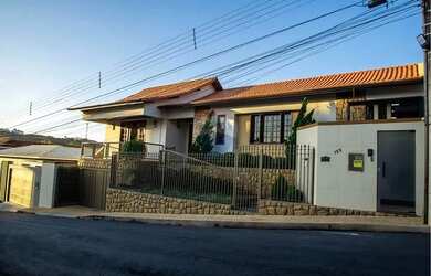 Imagem: A casa possui 4 Dormitórios, 4 Banheiros, 4 Vagas na garagem