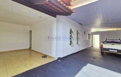 Imagem: A casa possui 3 Dormitórios, 2 Banheiros, 2 Vagas na garagem