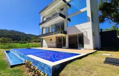 Imagem: A casa em condomínio possui 5 Dormitórios, 5 Banheiros, 5