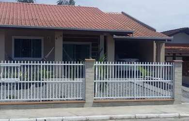 Imagem: A casa possui 2 Dormitórios, Acomodam 7 pessoas e 2 Vagas na