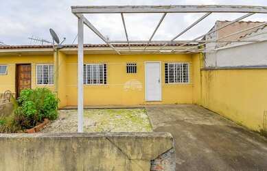 Imagem: A casa possui 3 Dormitórios, 1 Banheiro, 3 Vagas na garagem