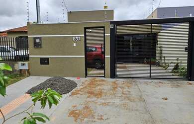 Imagem: A casa possui 2 Dormitórios, 1 Banheiro, 2 Vagas na garagem