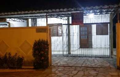 Imagem: A casa possui 3 Dormitórios, 2 Banheiros, 2 Vagas na garagem