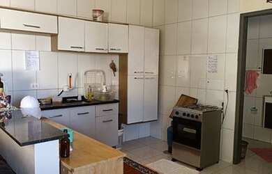 Imagem: A casa possui 4 Dormitórios, 3 Banheiros, 5 Vagas na garagem