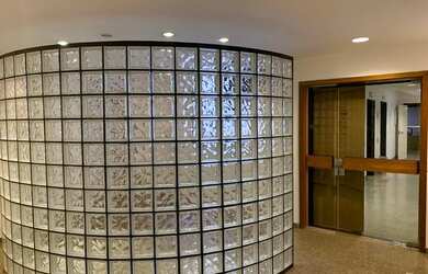 Imagem: O depósito possui 2 Vagas na garagem e 236m² de Área e está