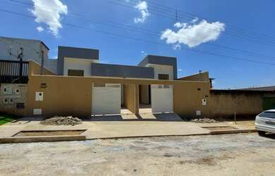 Imagem: A casa possui 3 Dormitórios, 2 Banheiros, 2 Vagas na garagem