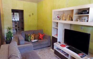 Imagem: A casa possui 3 Dormitórios, 2 Banheiros, 1 Vaga na garagem