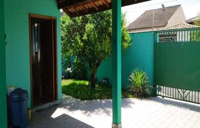 Imagem: A casa possui 3 Dormitórios, 2 Banheiros, 4 Vagas na garagem