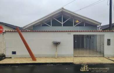 Imagem: A casa possui 2 Dormitórios, 1 Banheiro, 1 Vaga na garagem