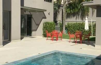 Imagem: A casa em condomínio possui 5 Dormitórios, 5 Banheiros, 4