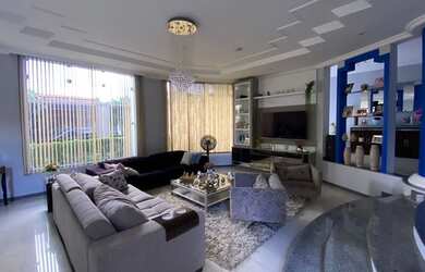 Imagem: A casa em condomínio possui 4 Dormitórios, 5 Banheiros, 4