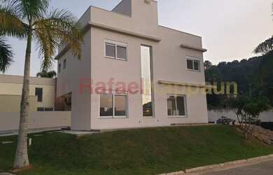 Imagem: A casa possui 4 Dormitórios, 5 Banheiros, 3 Vagas na garagem