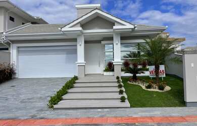 Imagem: A casa possui 3 Dormitórios, 3 Banheiros, 1 Vaga na garagem