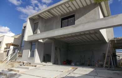 Imagem: A casa em condomínio possui 4 Dormitórios, 4 Banheiros, 4